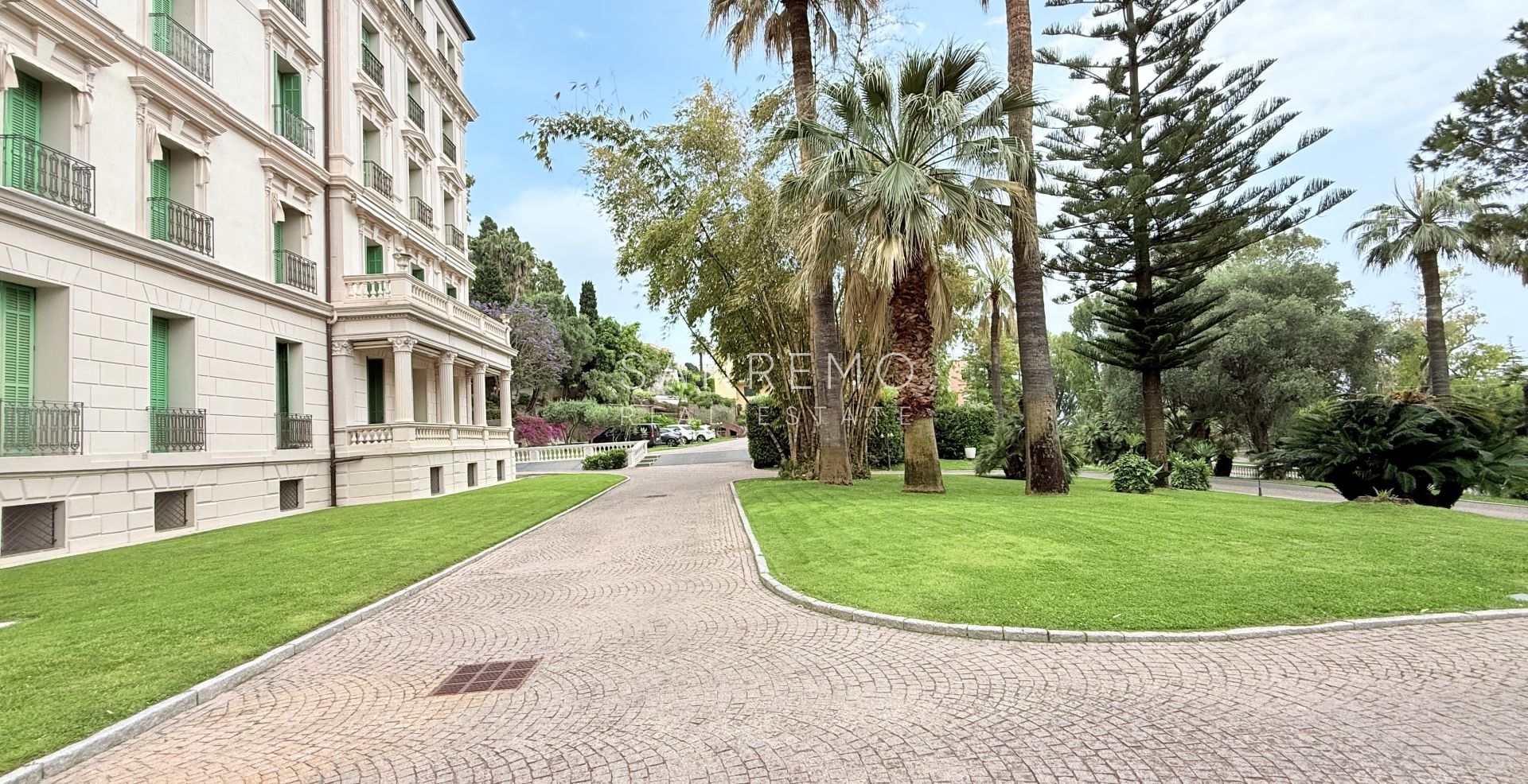 Attique dans résidente prestigieuse avec piscine intérieure chaufée et parking