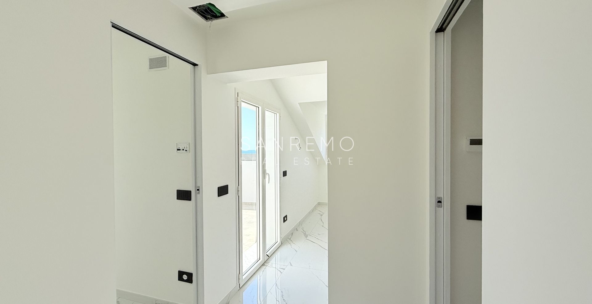 Nouveau appartement dernier étage à Sanremo près des plage et la piste cyclable