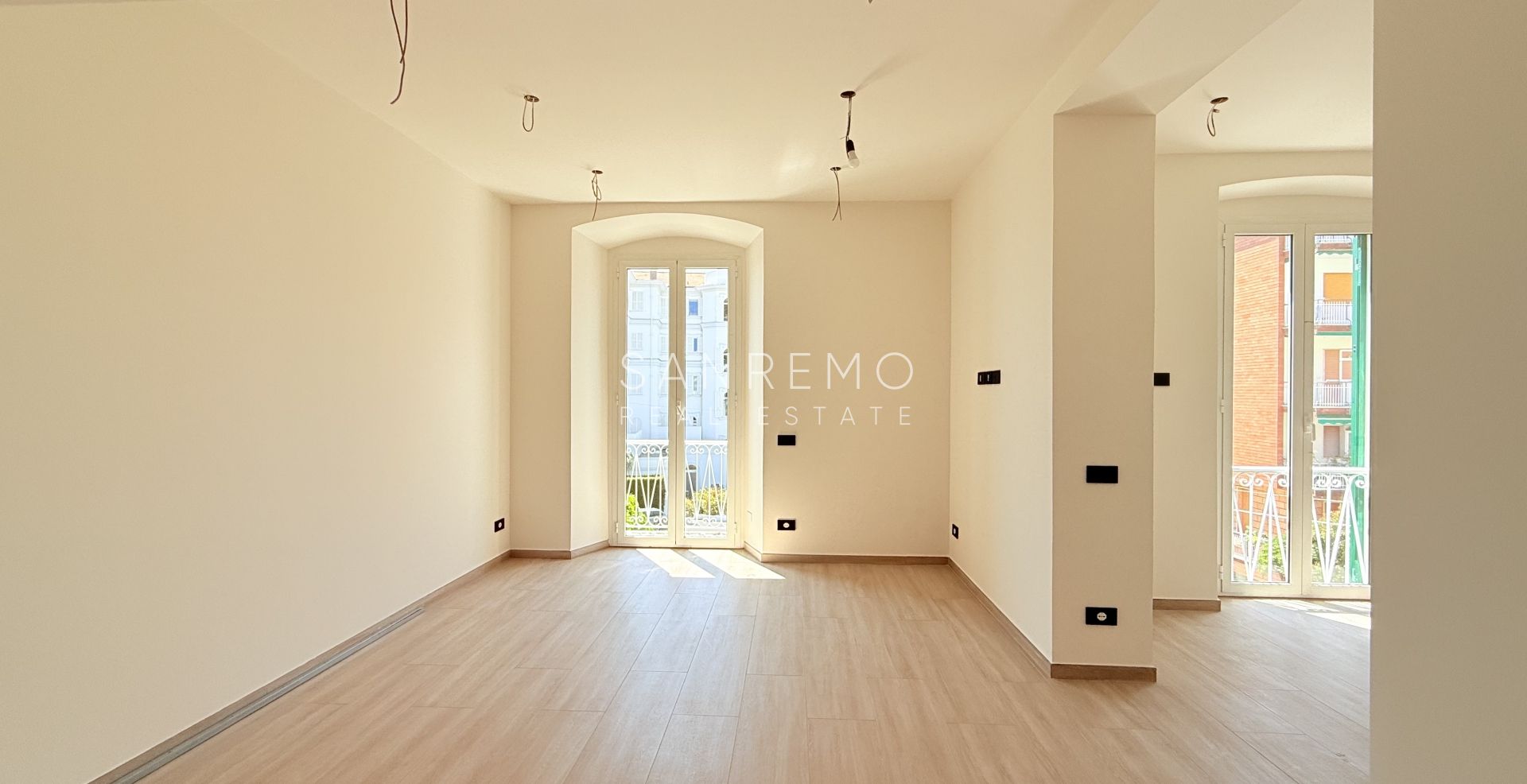 Appartement neuf avec vue mer, balcon et parking dans un immeuble moderne de construction récente