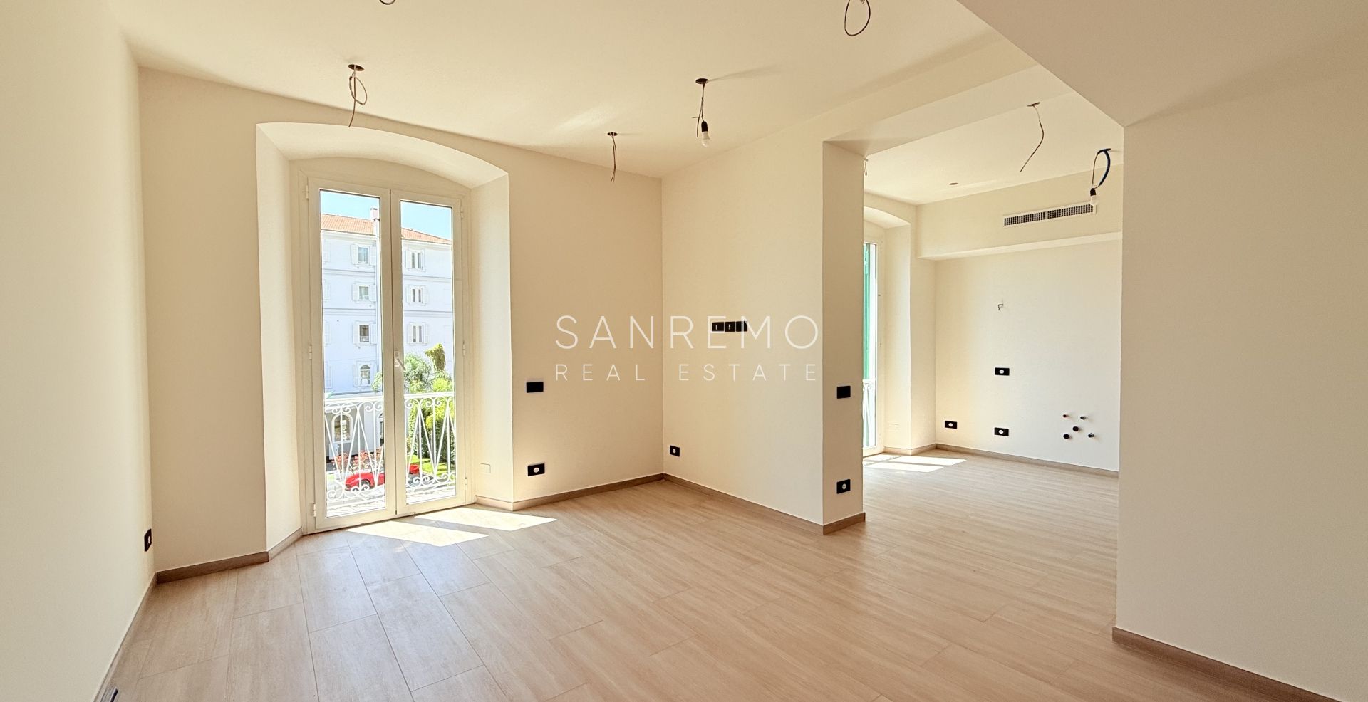 Appartement neuf avec vue mer, balcon et parking dans un immeuble moderne de construction récente