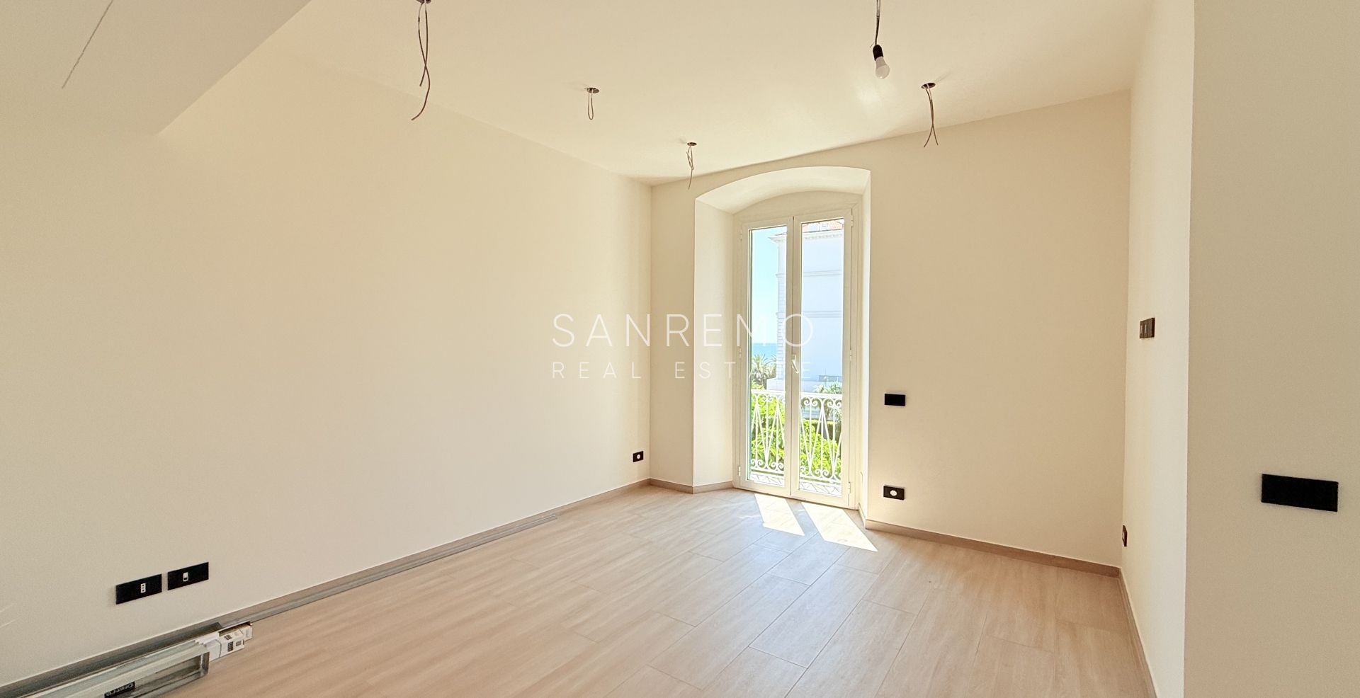 Appartement neuf avec vue mer, balcon et parking dans un immeuble moderne de construction récente