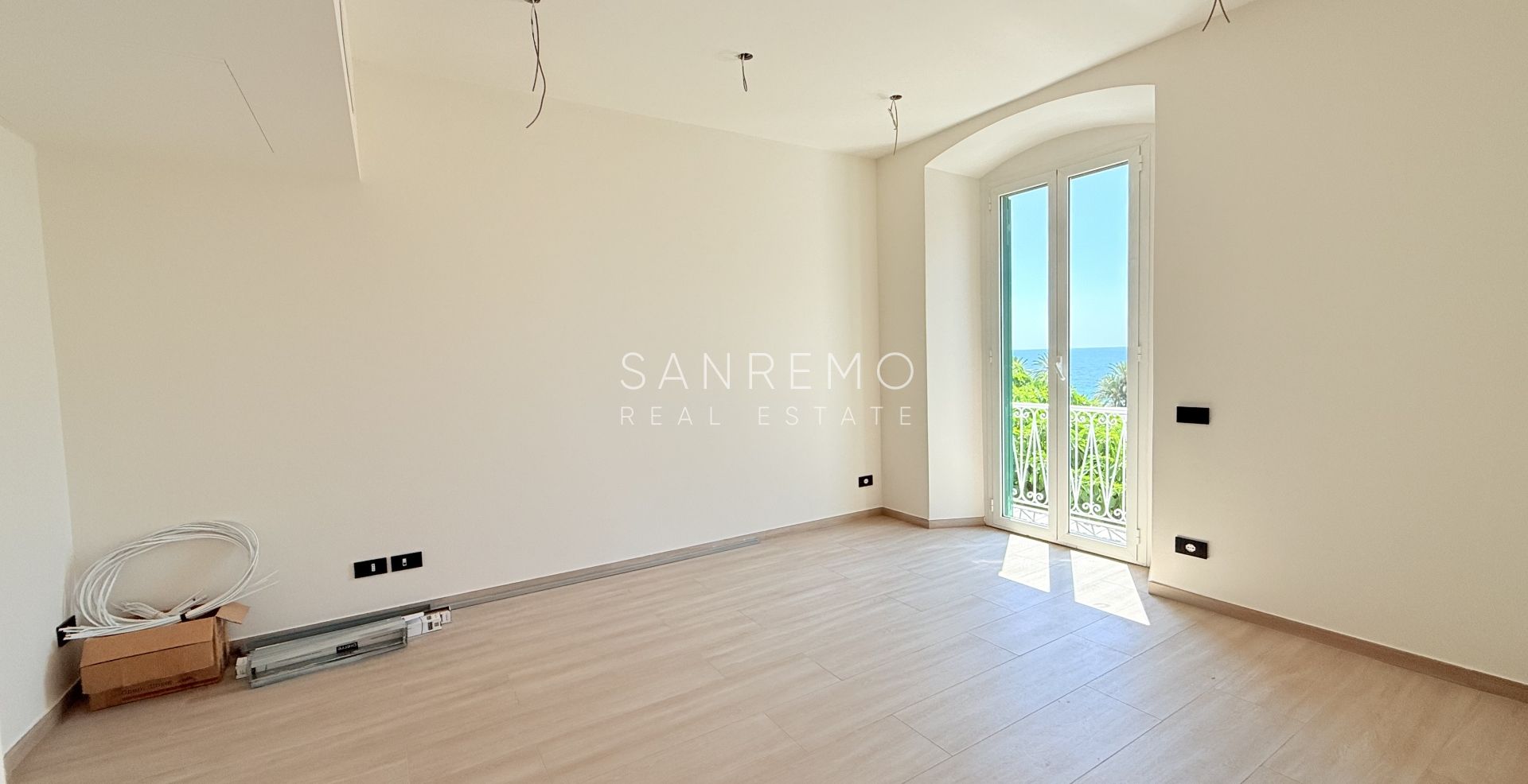 Appartement neuf avec vue mer, balcon et parking dans un immeuble moderne de construction récente