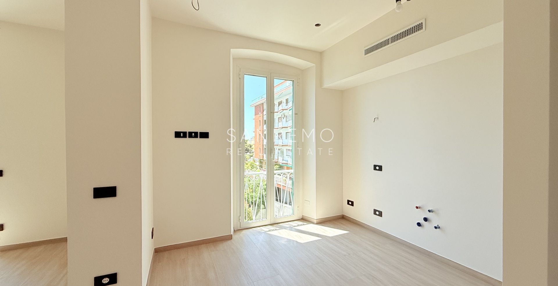 Appartement neuf avec vue mer, balcon et parking dans un immeuble moderne de construction récente