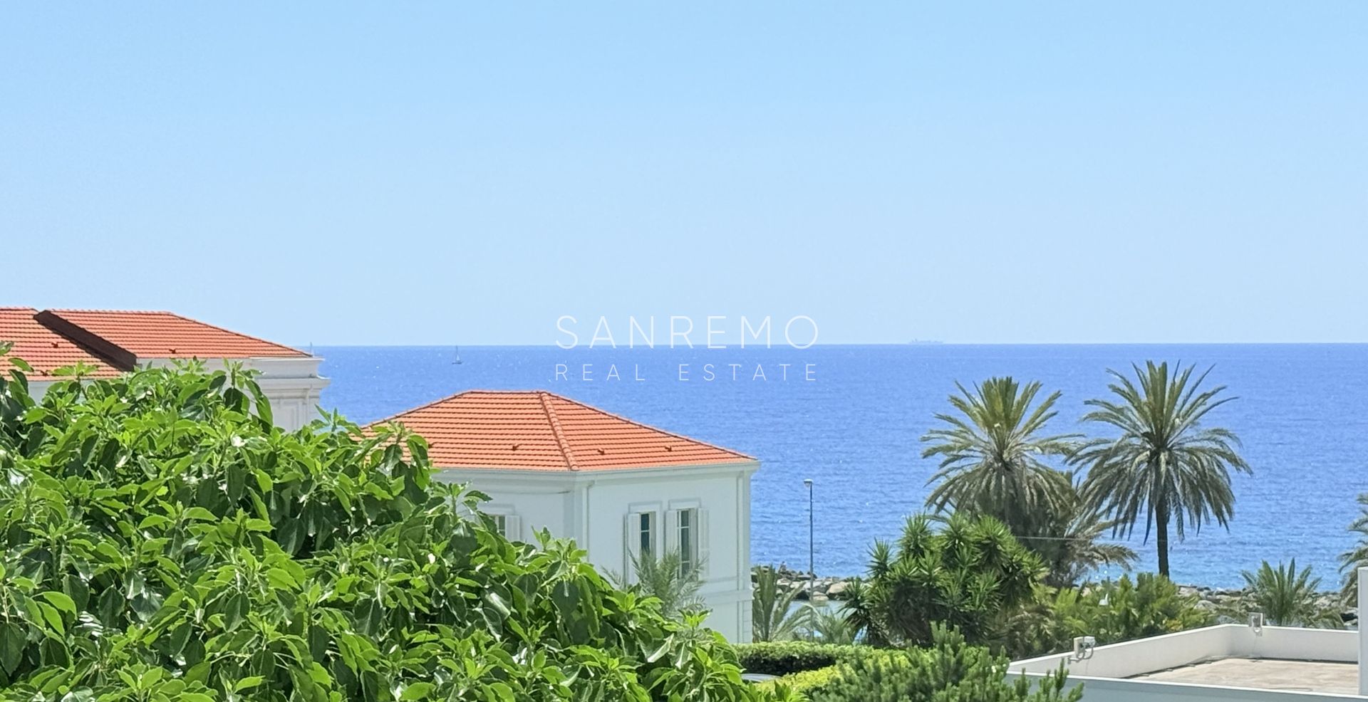 Appartement neuf avec vue mer, balcon et parking dans un immeuble moderne de construction récente