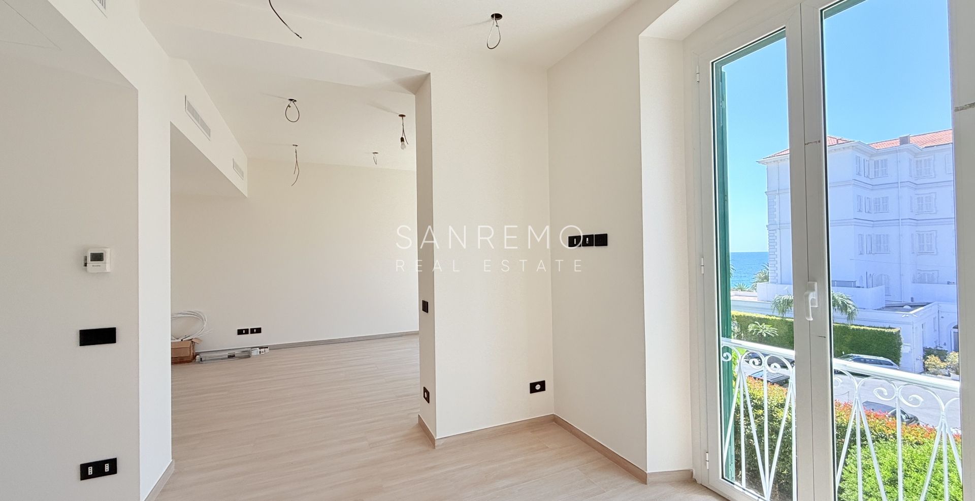 Appartement neuf avec vue mer, balcon et parking dans un immeuble moderne de construction récente