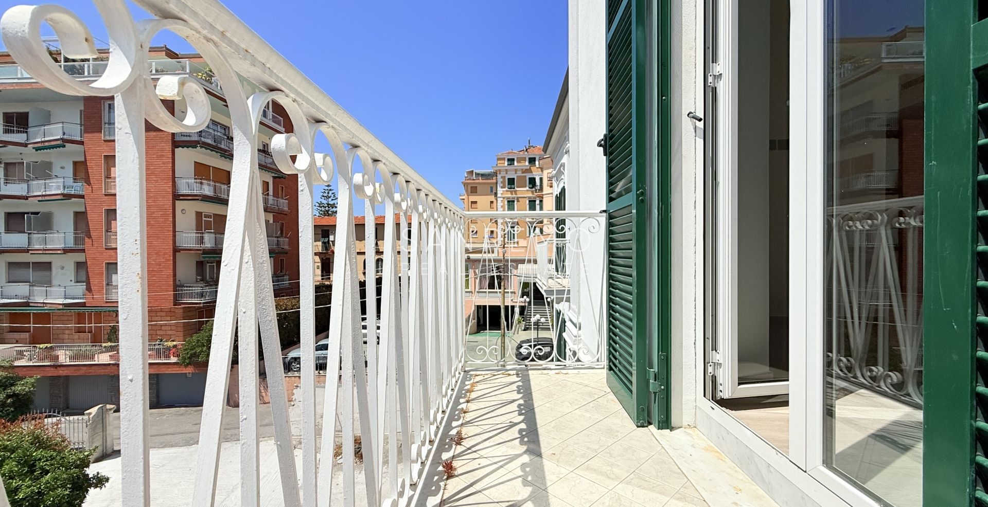 Appartement neuf avec vue mer, balcon et parking dans un immeuble moderne de construction récente