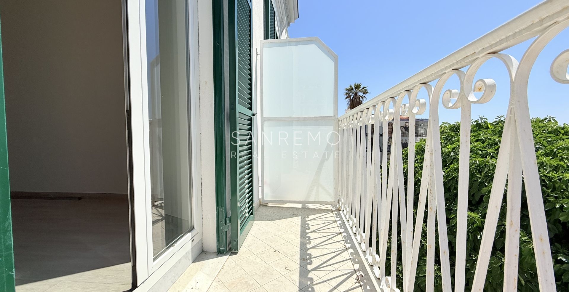 Appartement neuf avec vue mer, balcon et parking dans un immeuble moderne de construction récente
