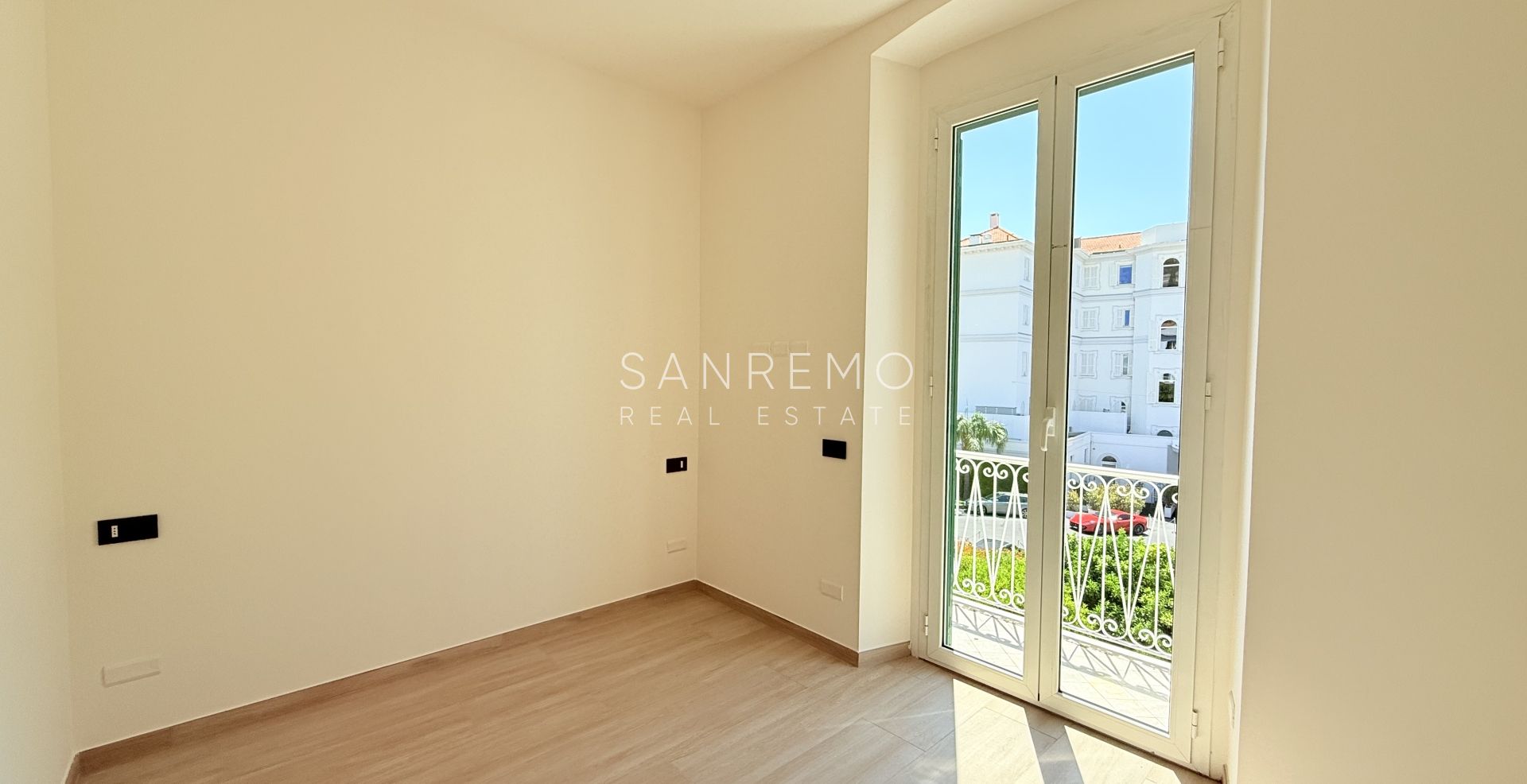 Appartement neuf avec vue mer, balcon et parking dans un immeuble moderne de construction récente