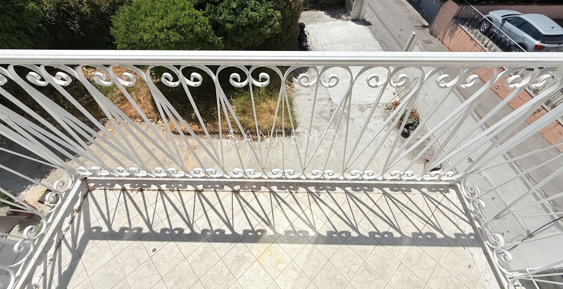 Appartement neuf avec vue mer, balcon et parking dans un immeuble moderne de construction récente