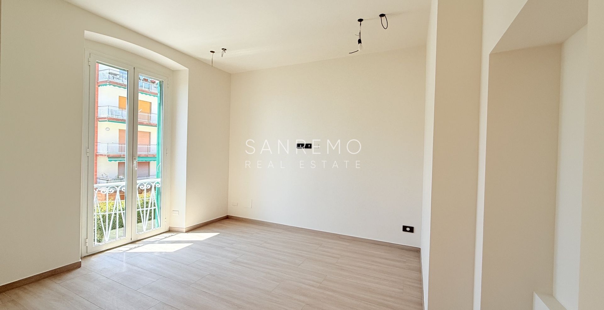 Appartement neuf avec vue mer, balcon et parking dans un immeuble moderne de construction récente
