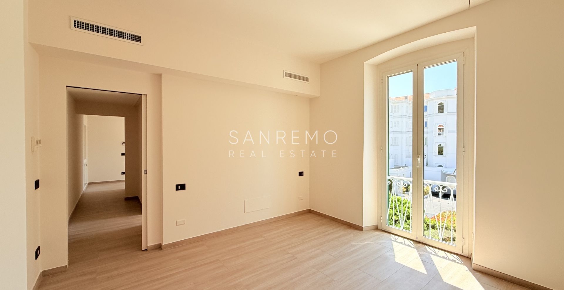 Appartement neuf avec vue mer, balcon et parking dans un immeuble moderne de construction récente