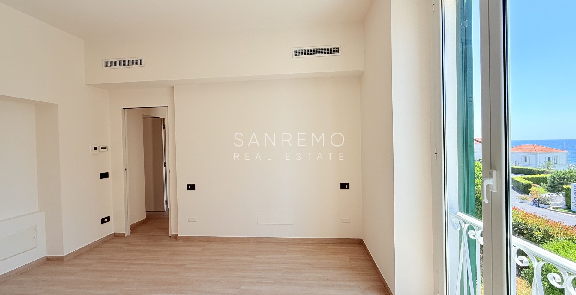 Appartement neuf avec vue mer, balcon et parking dans un immeuble moderne de construction récente
