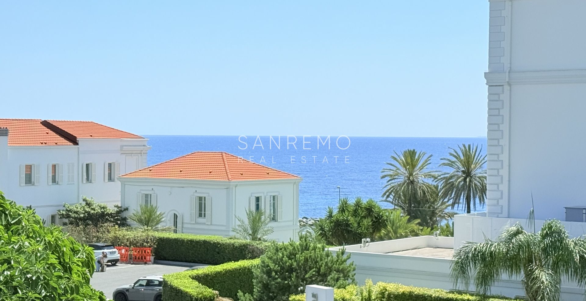 Appartement neuf avec vue mer, balcon et parking dans un immeuble moderne de construction récente