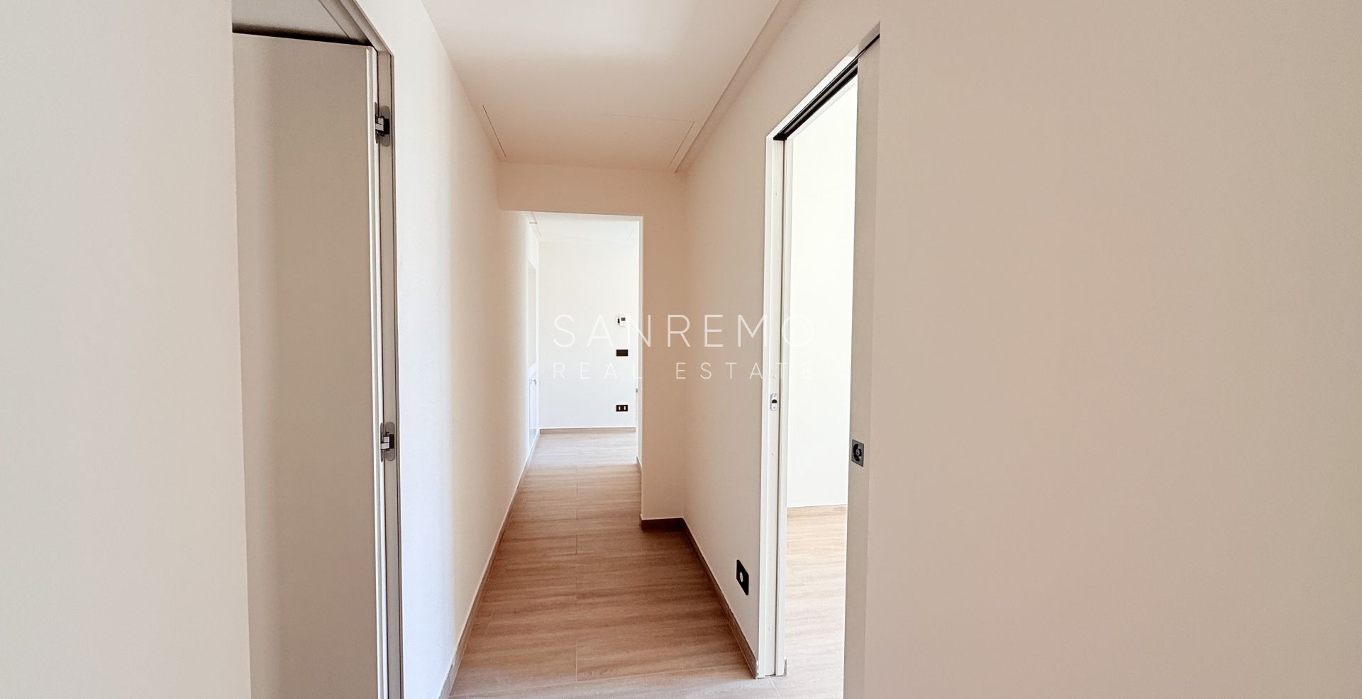 Appartement neuf avec vue mer, balcon et parking dans un immeuble moderne de construction récente