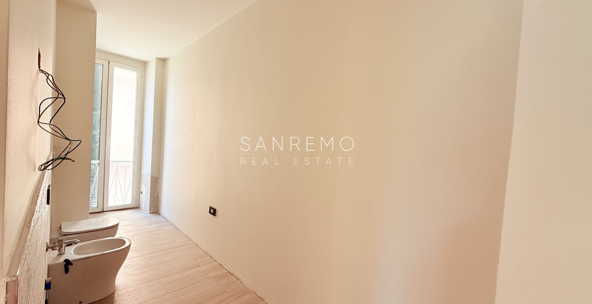 Appartement neuf avec vue mer, balcon et parking dans un immeuble moderne de construction récente