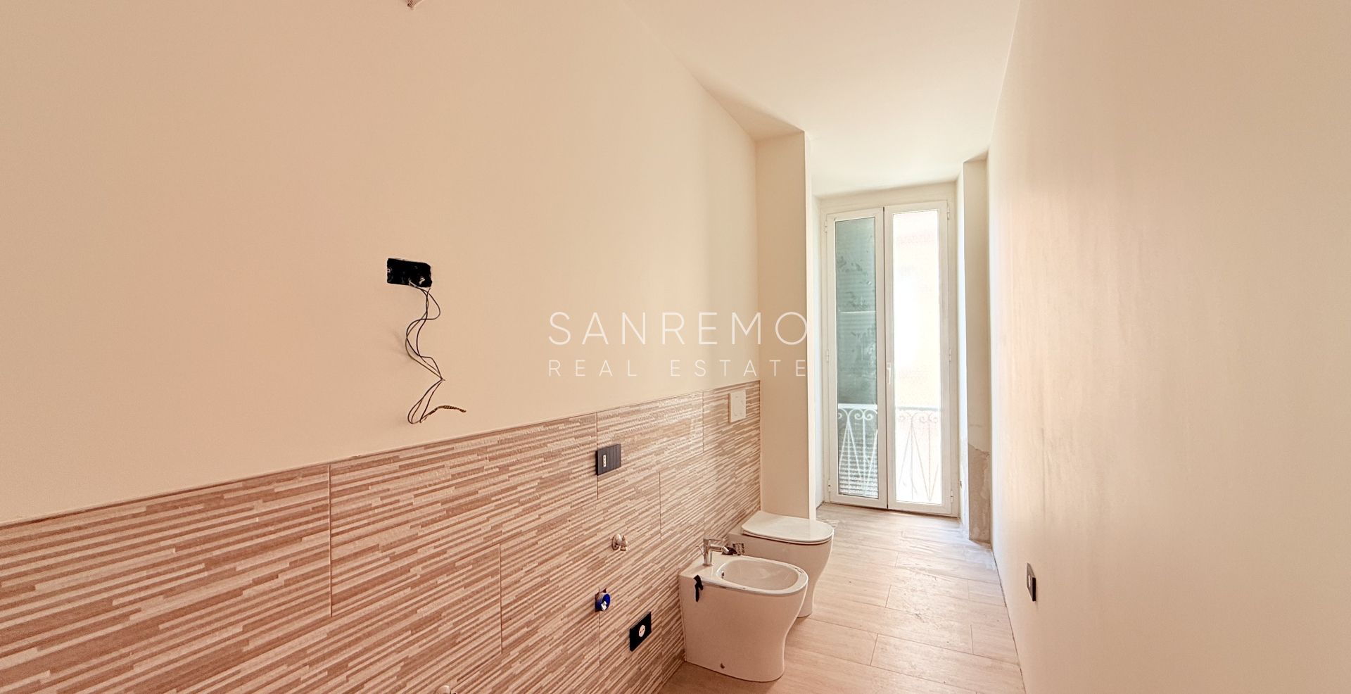 Appartement neuf avec vue mer, balcon et parking dans un immeuble moderne de construction récente
