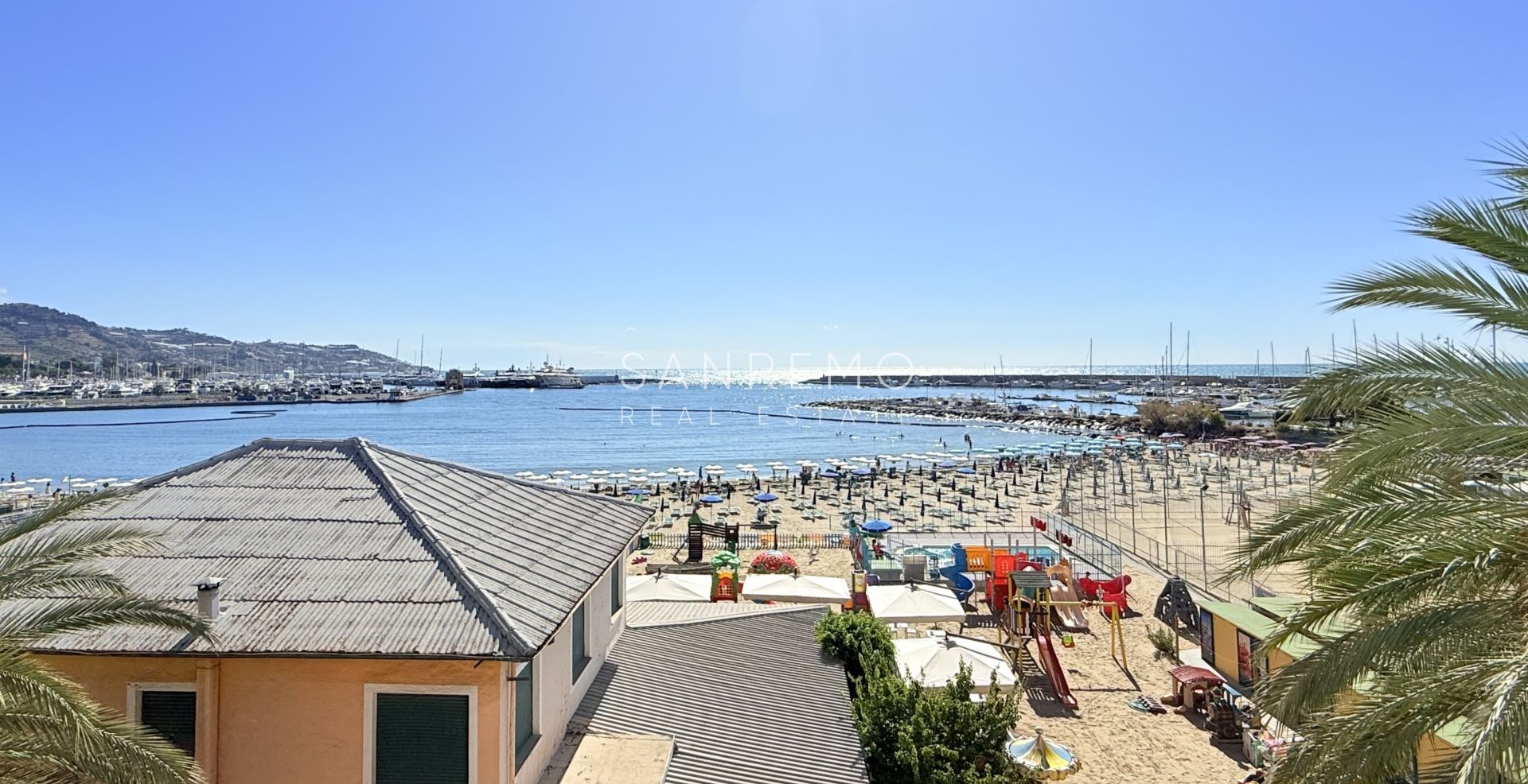 Appartement avec terrasse directement sur la plage entre les 2 ports de la ville et la piste cyclable/piétonne
