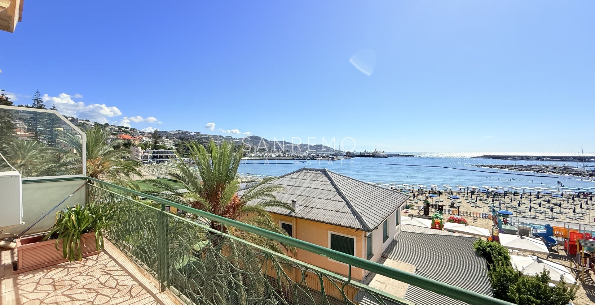 Appartement avec terrasse directement sur la plage entre les 2 ports de la ville et la piste cyclable/piétonne