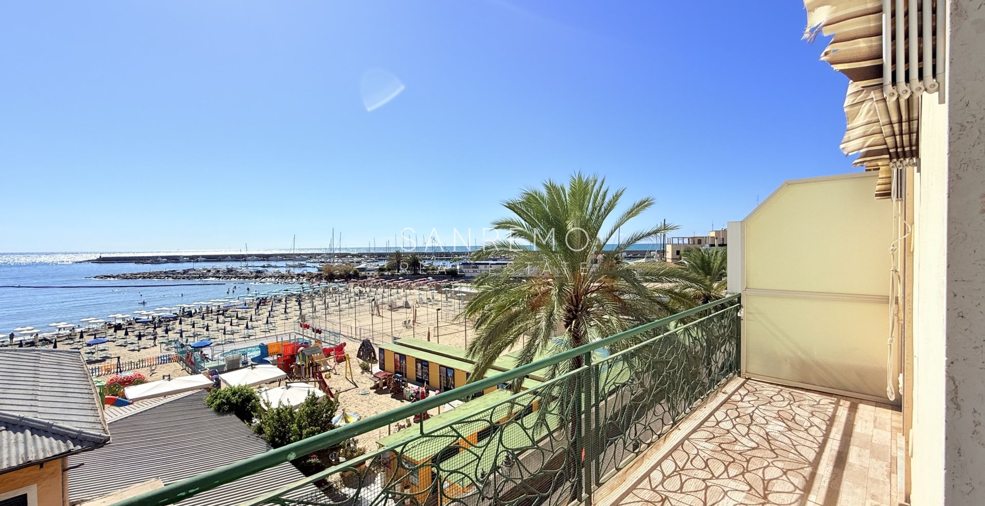 Appartement avec terrasse directement sur la plage entre les 2 ports de la ville et la piste cyclable/piétonne