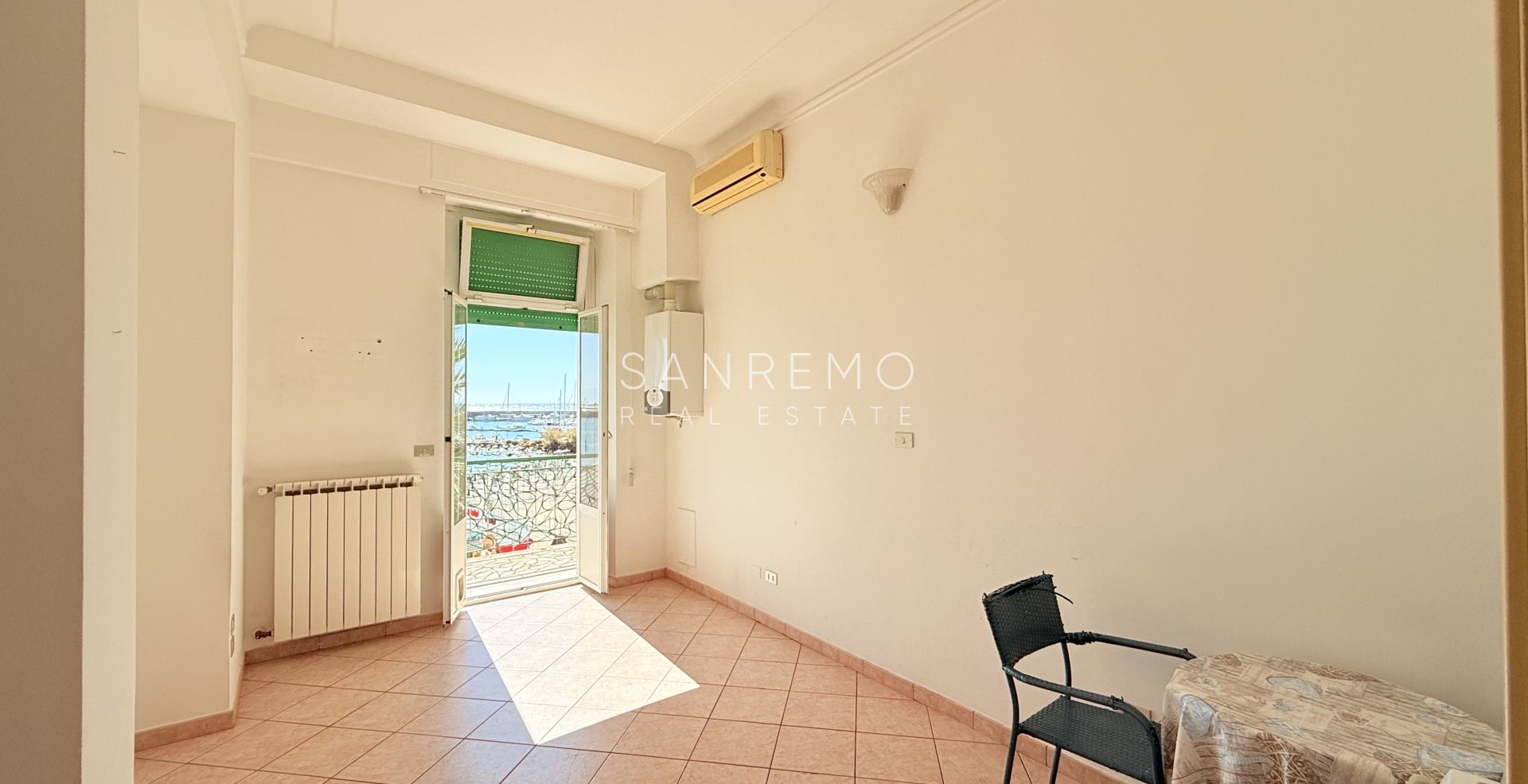 Appartement avec terrasse directement sur la plage entre les 2 ports de la ville et la piste cyclable/piétonne