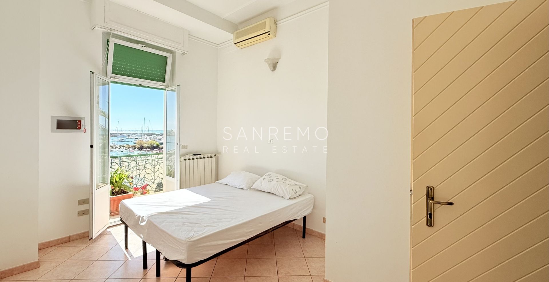 Appartement avec terrasse directement sur la plage entre les 2 ports de la ville et la piste cyclable/piétonne