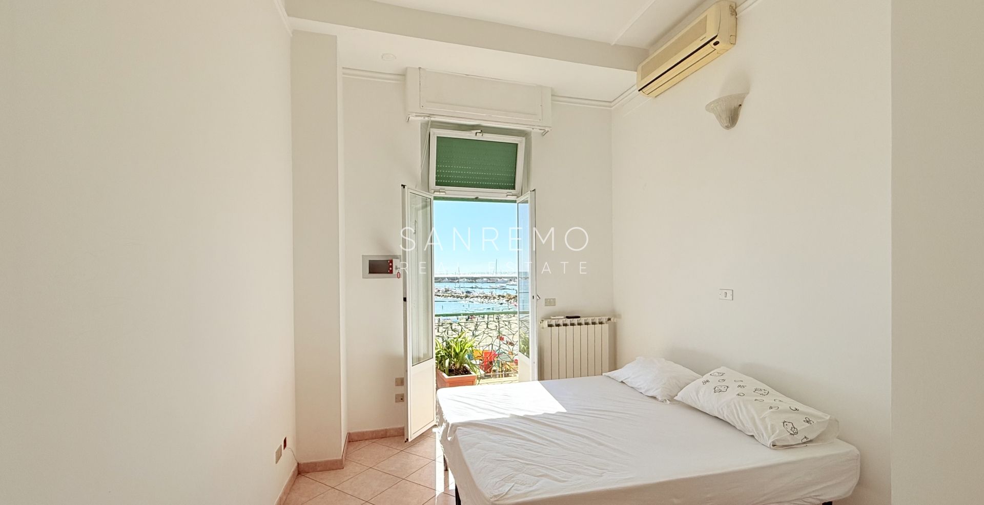 Appartement avec terrasse directement sur la plage entre les 2 ports de la ville et la piste cyclable/piétonne