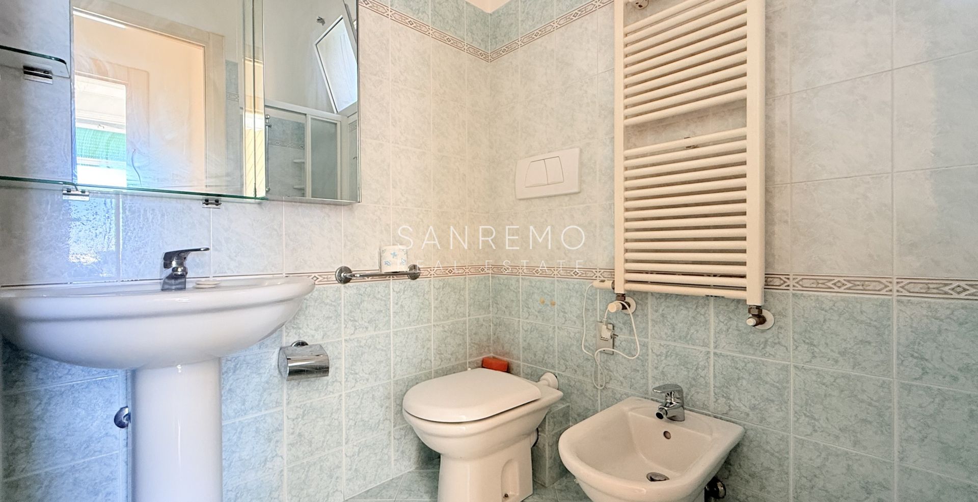 Appartement avec terrasse directement sur la plage entre les 2 ports de la ville et la piste cyclable/piétonne