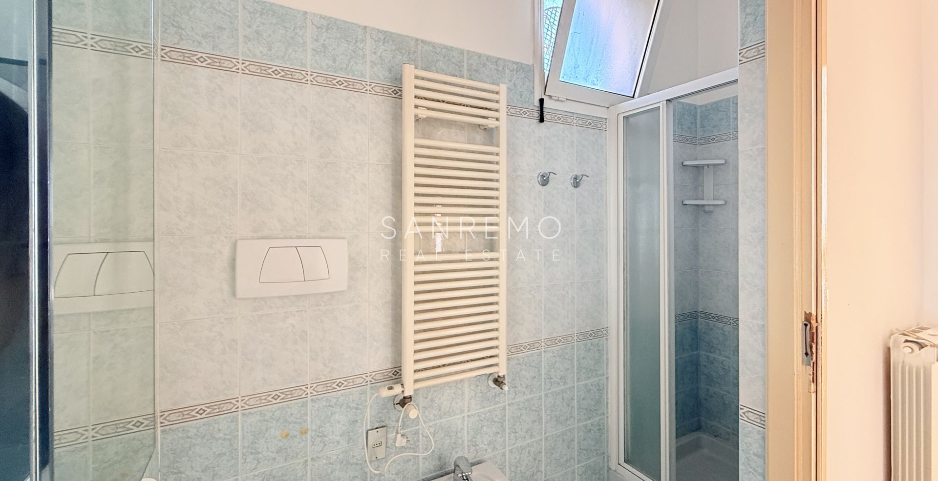 Appartement avec terrasse directement sur la plage entre les 2 ports de la ville et la piste cyclable/piétonne