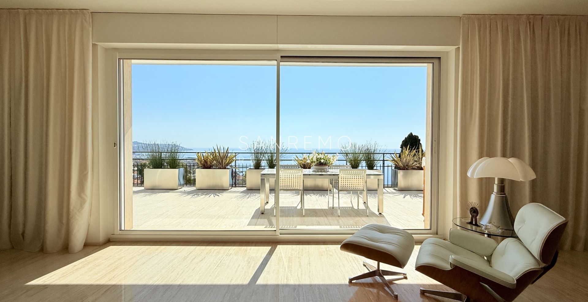 Attique prestigieux avec vue sur la mer.
