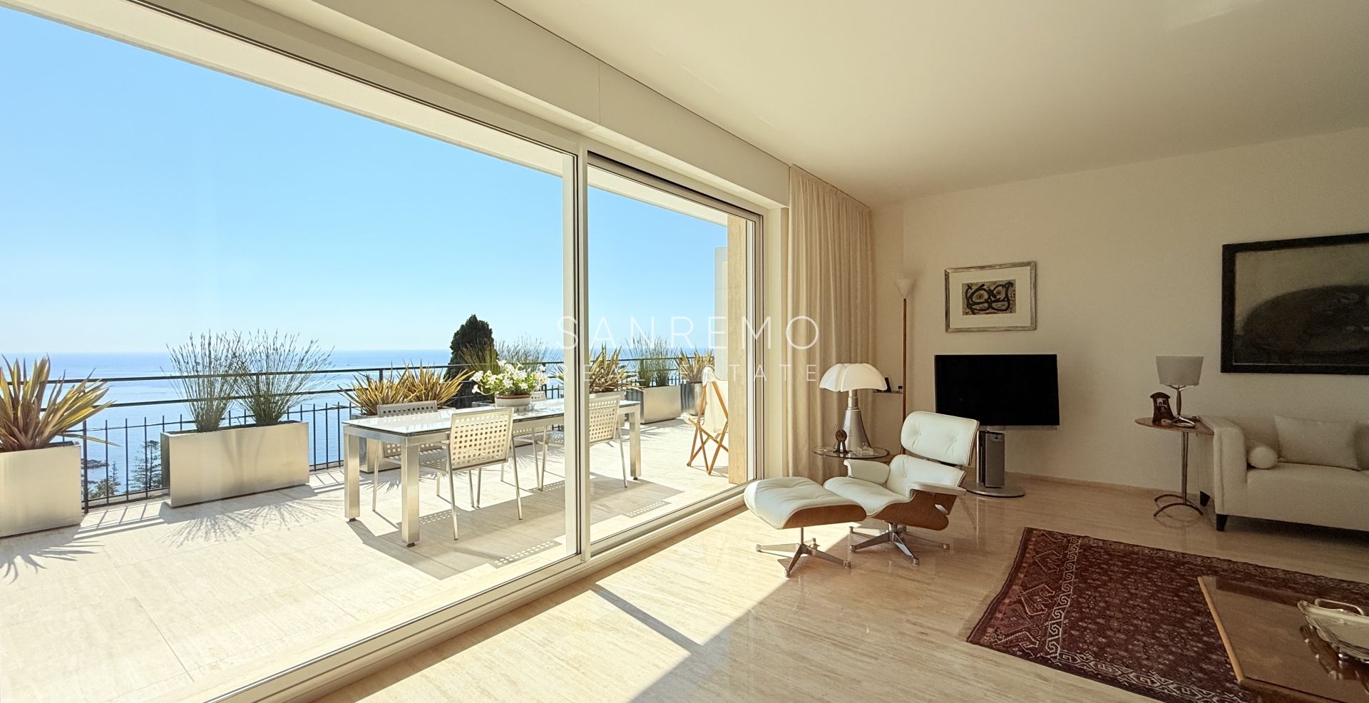 Attique prestigieux avec vue sur la mer.