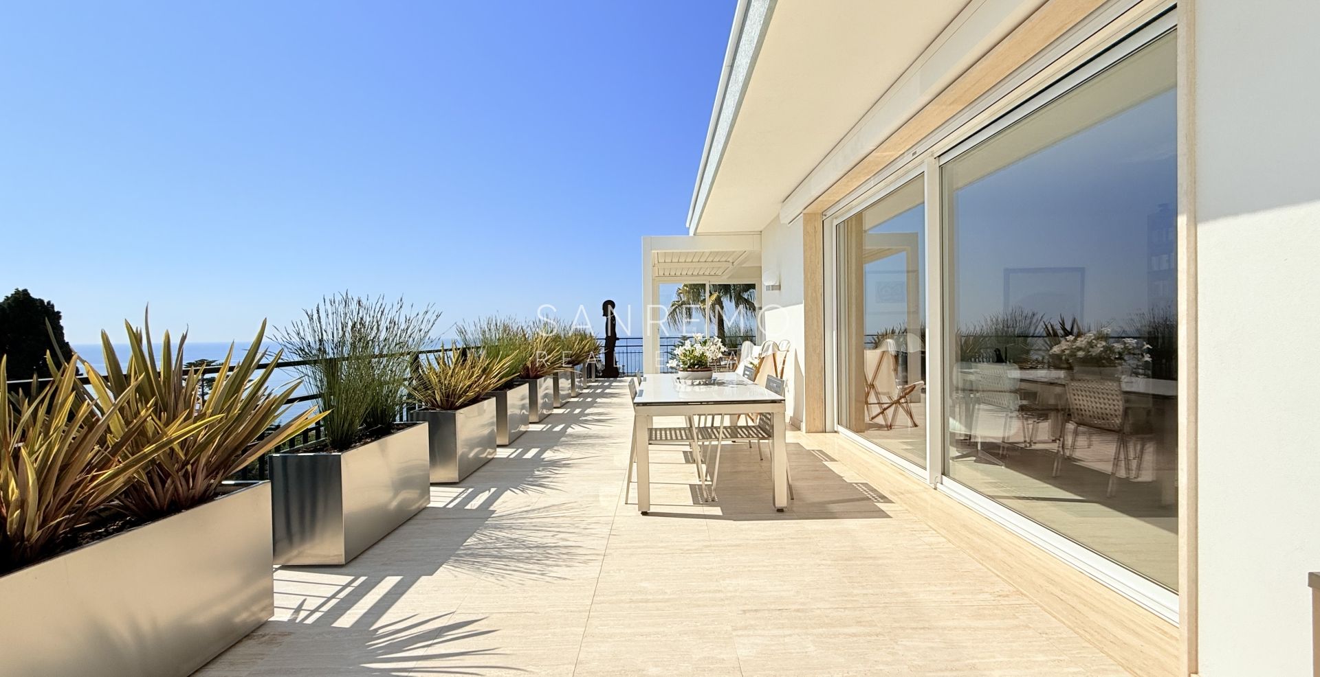 Attique prestigieux avec vue sur la mer.