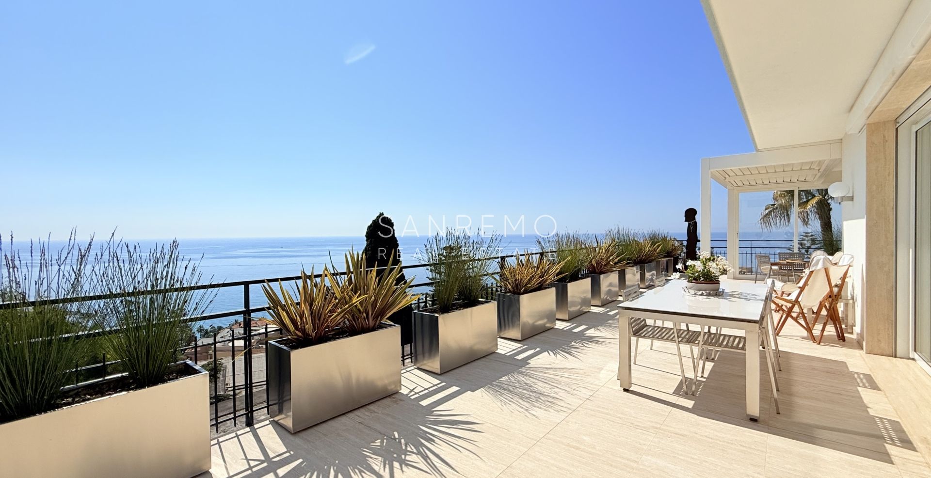 Attique prestigieux avec vue sur la mer.
