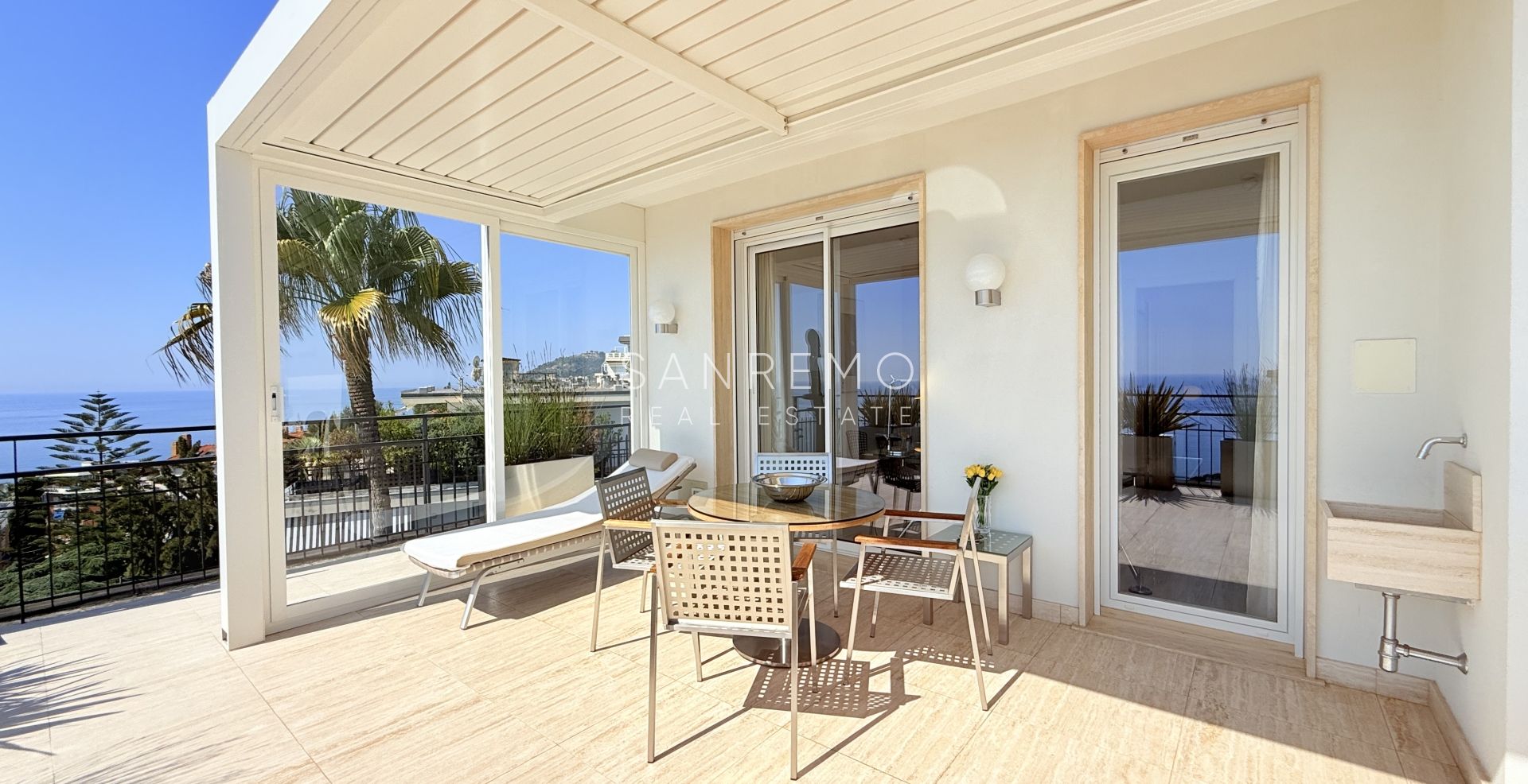Attique prestigieux avec vue sur la mer.