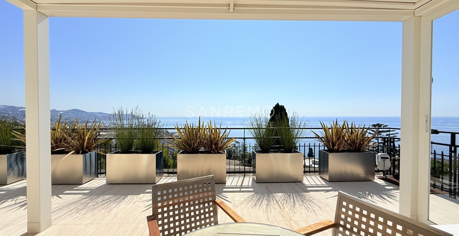Attique prestigieux avec vue sur la mer.