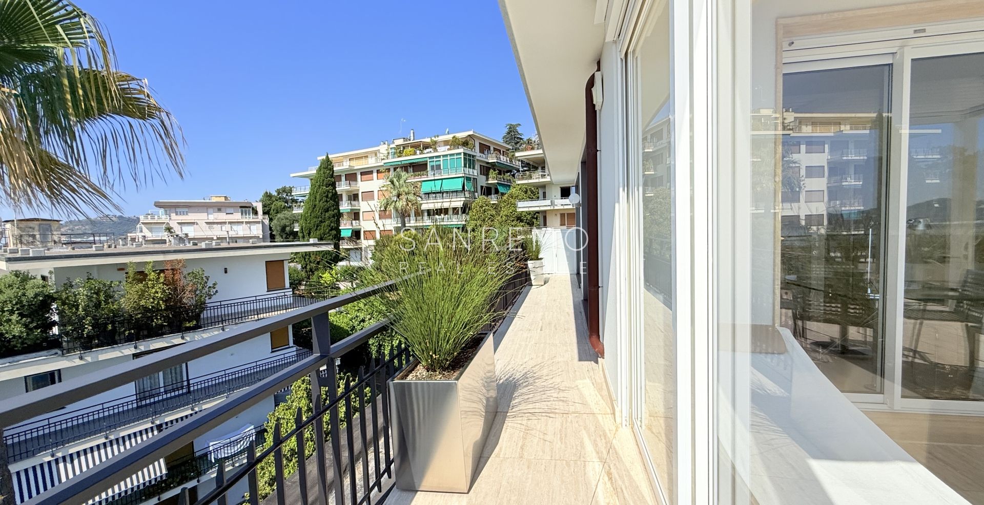 Attique prestigieux avec vue sur la mer.