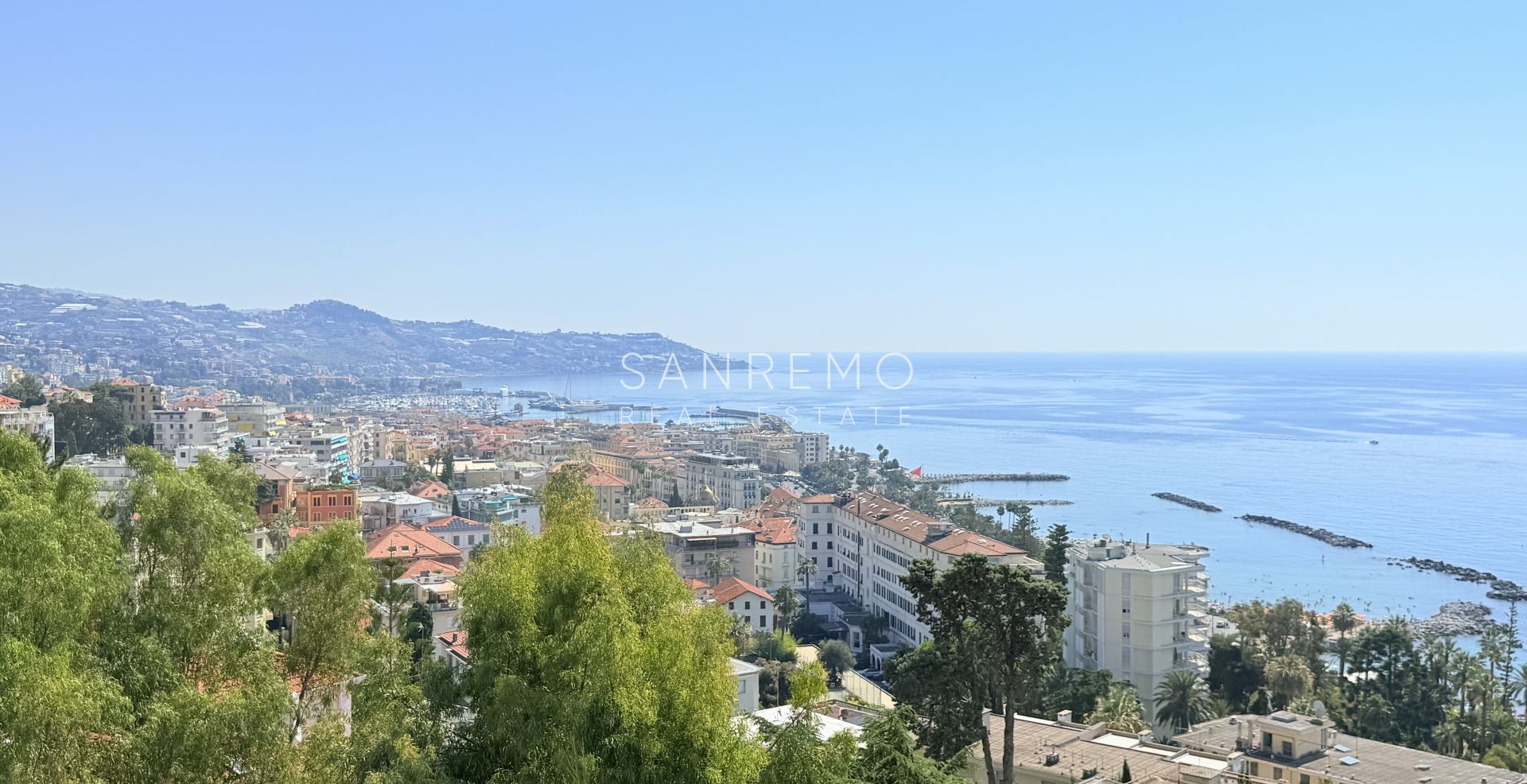 Attique prestigieux avec vue sur la mer.
