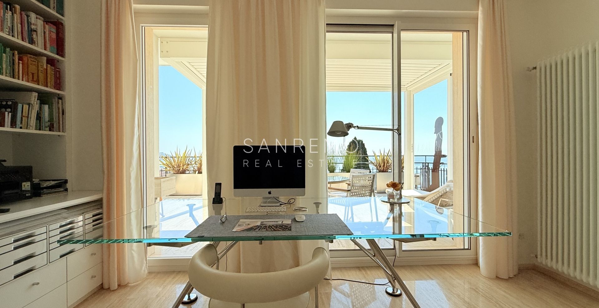 Attique prestigieux avec vue sur la mer.