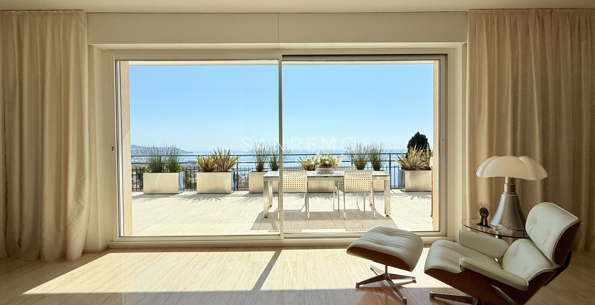 Attique prestigieux avec vue sur la mer.