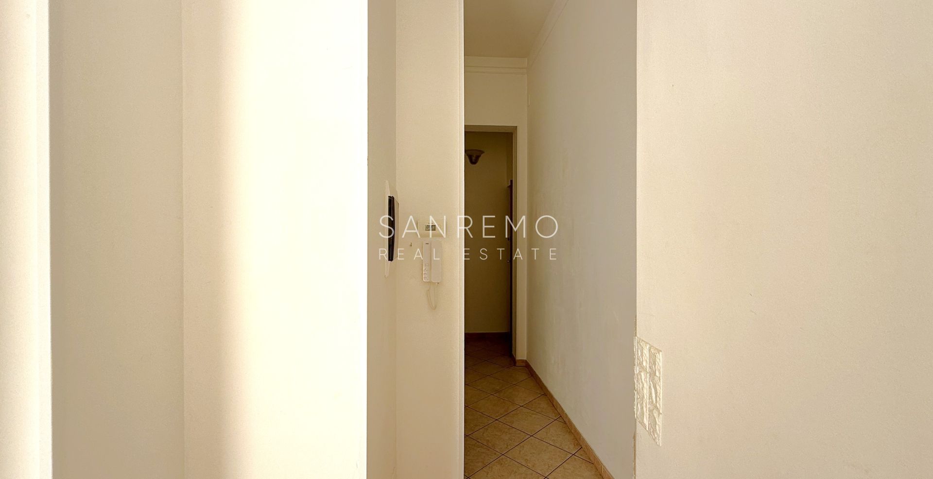 Appartement deux pièces avec terrasse et balcon, situé directement sur la plage entre les deux ports de la ville.