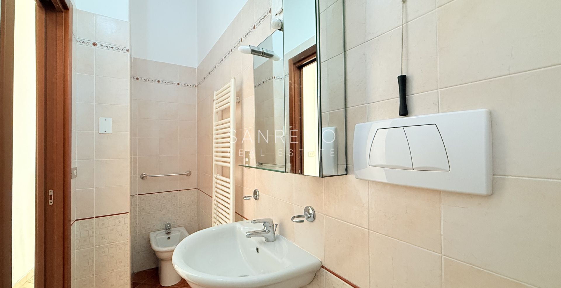 Appartement deux pièces avec terrasse et balcon, situé directement sur la plage entre les deux ports de la ville.