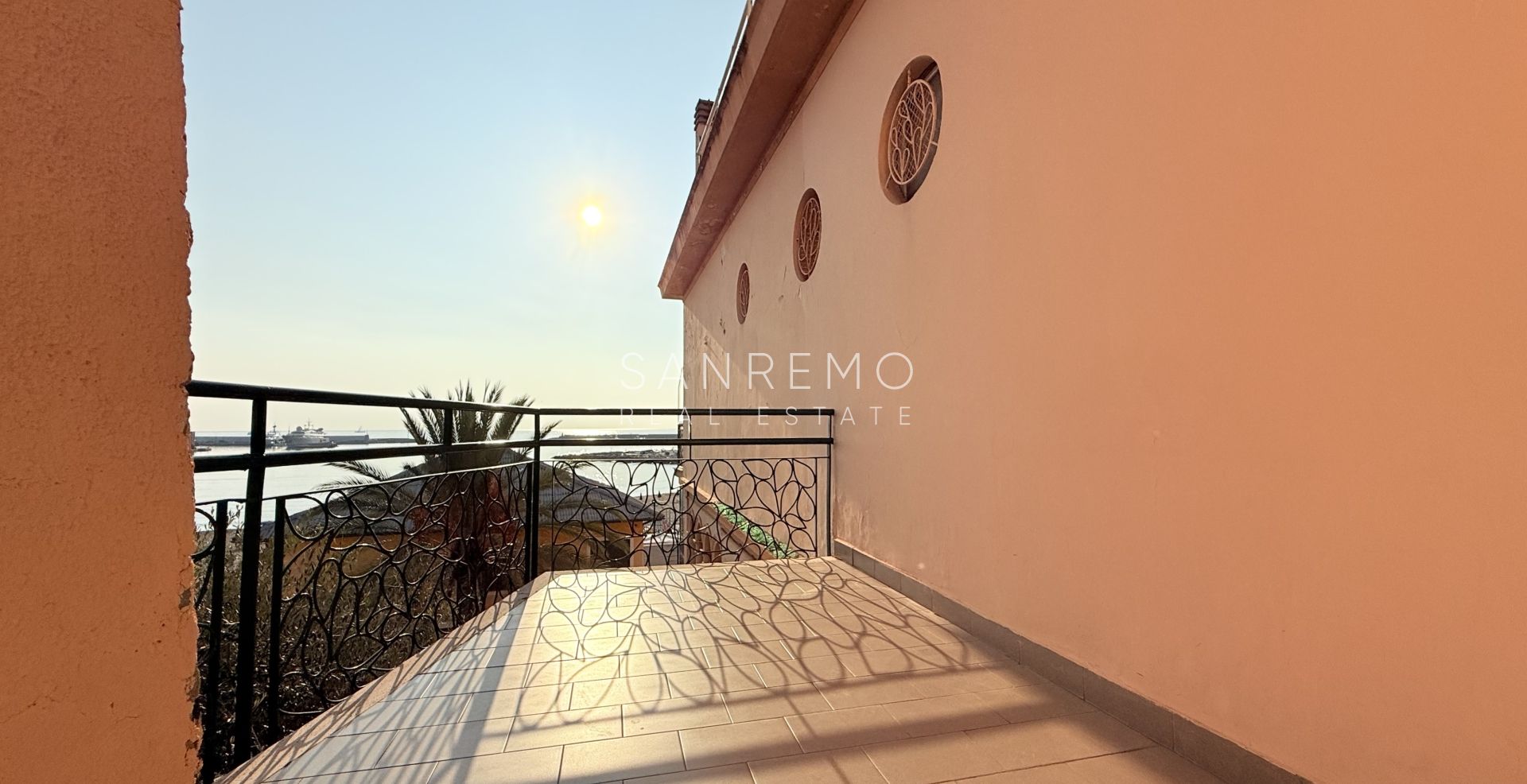 Appartement deux pièces avec terrasse et balcon, situé directement sur la plage entre les deux ports de la ville.