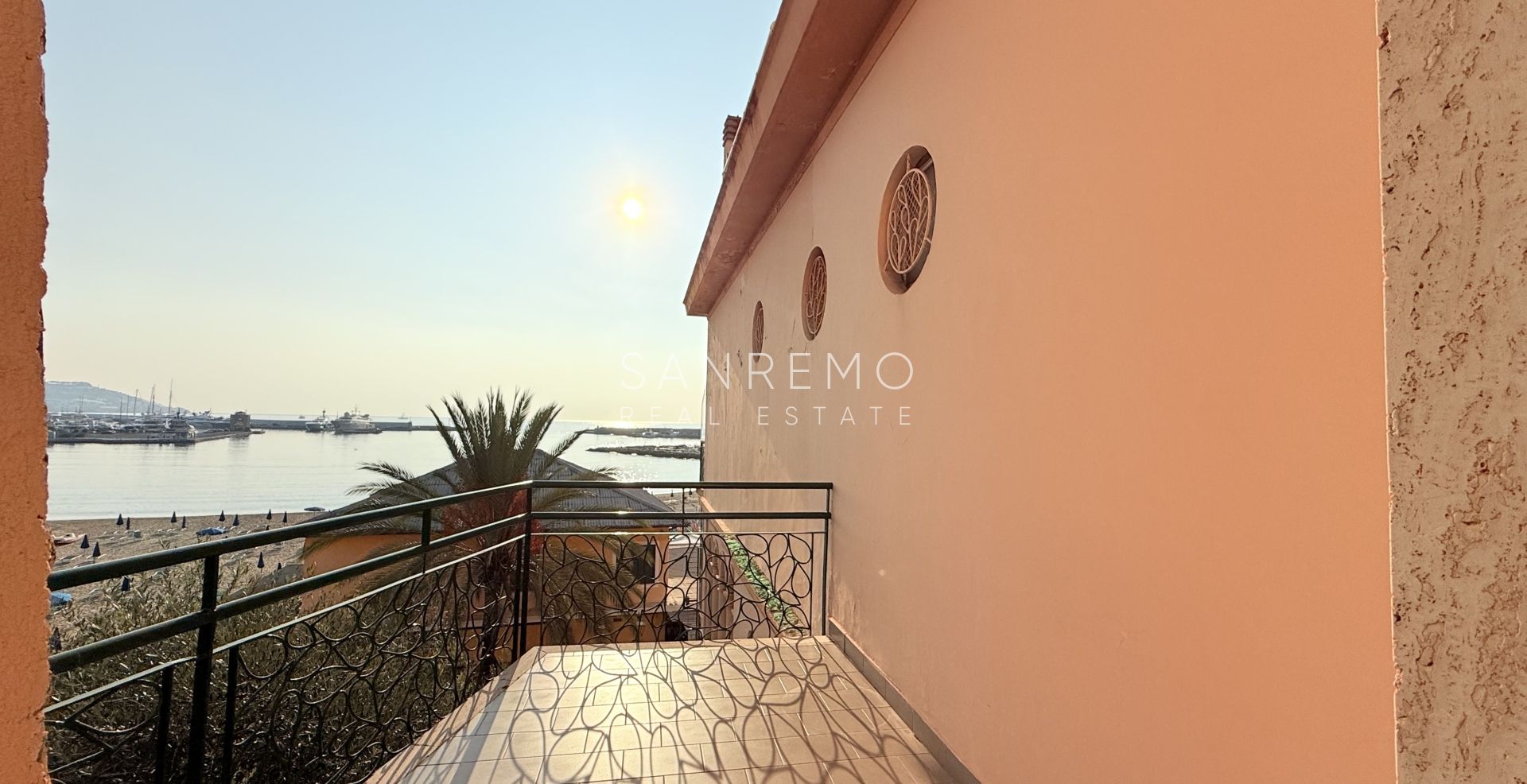 Appartement deux pièces avec terrasse et balcon, situé directement sur la plage entre les deux ports de la ville.