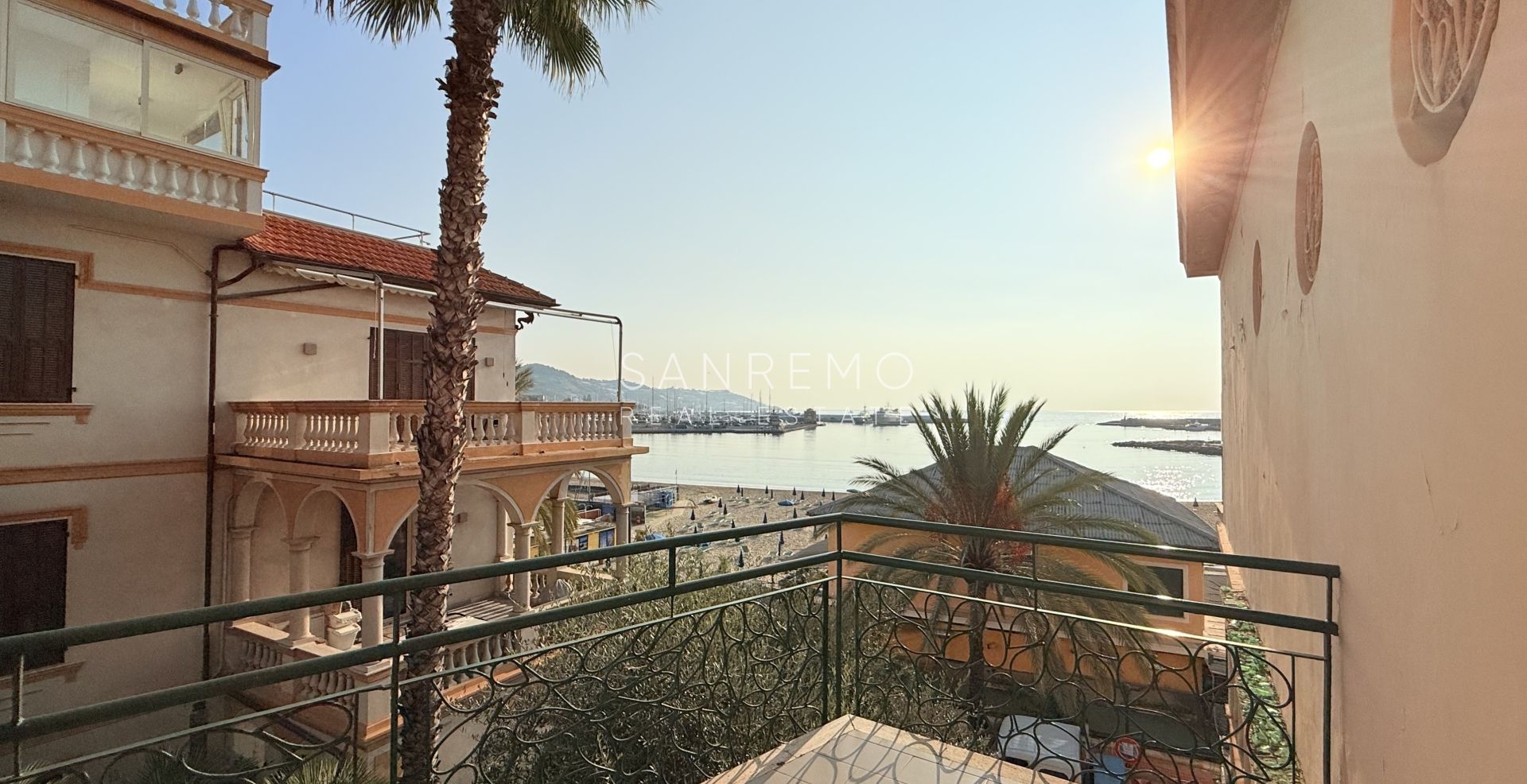 Appartement deux pièces avec terrasse et balcon, situé directement sur la plage entre les deux ports de la ville.