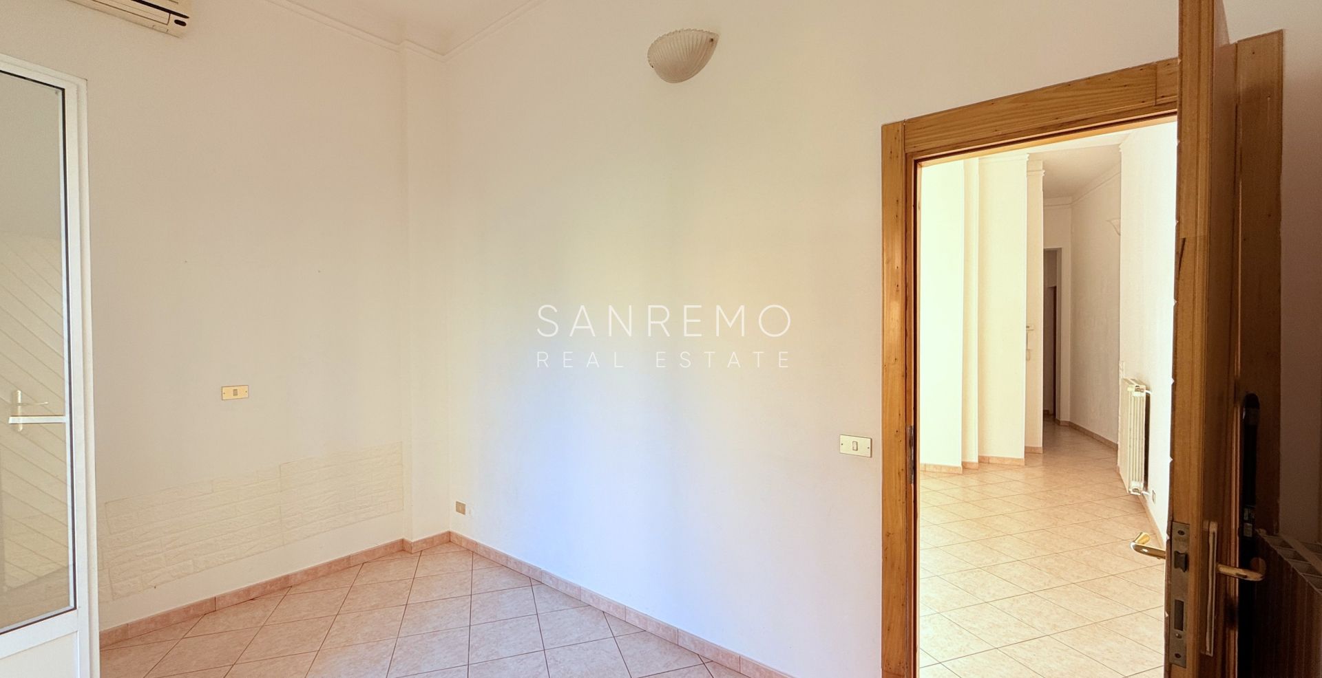 Appartement deux pièces avec terrasse et balcon, situé directement sur la plage entre les deux ports de la ville.