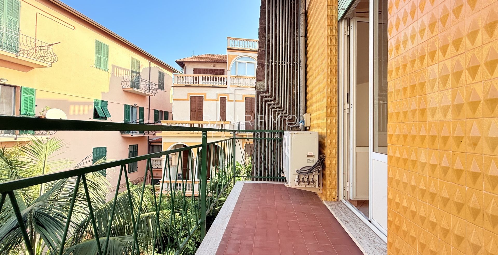 Appartement deux pièces avec terrasse et balcon, situé directement sur la plage entre les deux ports de la ville.