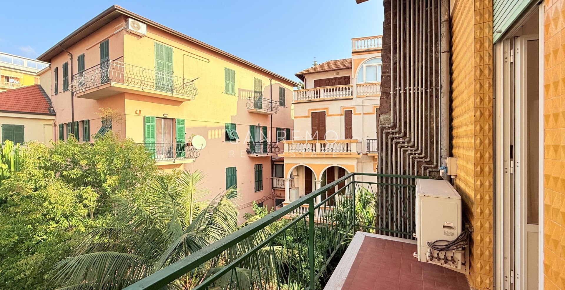 Appartement deux pièces avec terrasse et balcon, situé directement sur la plage entre les deux ports de la ville.