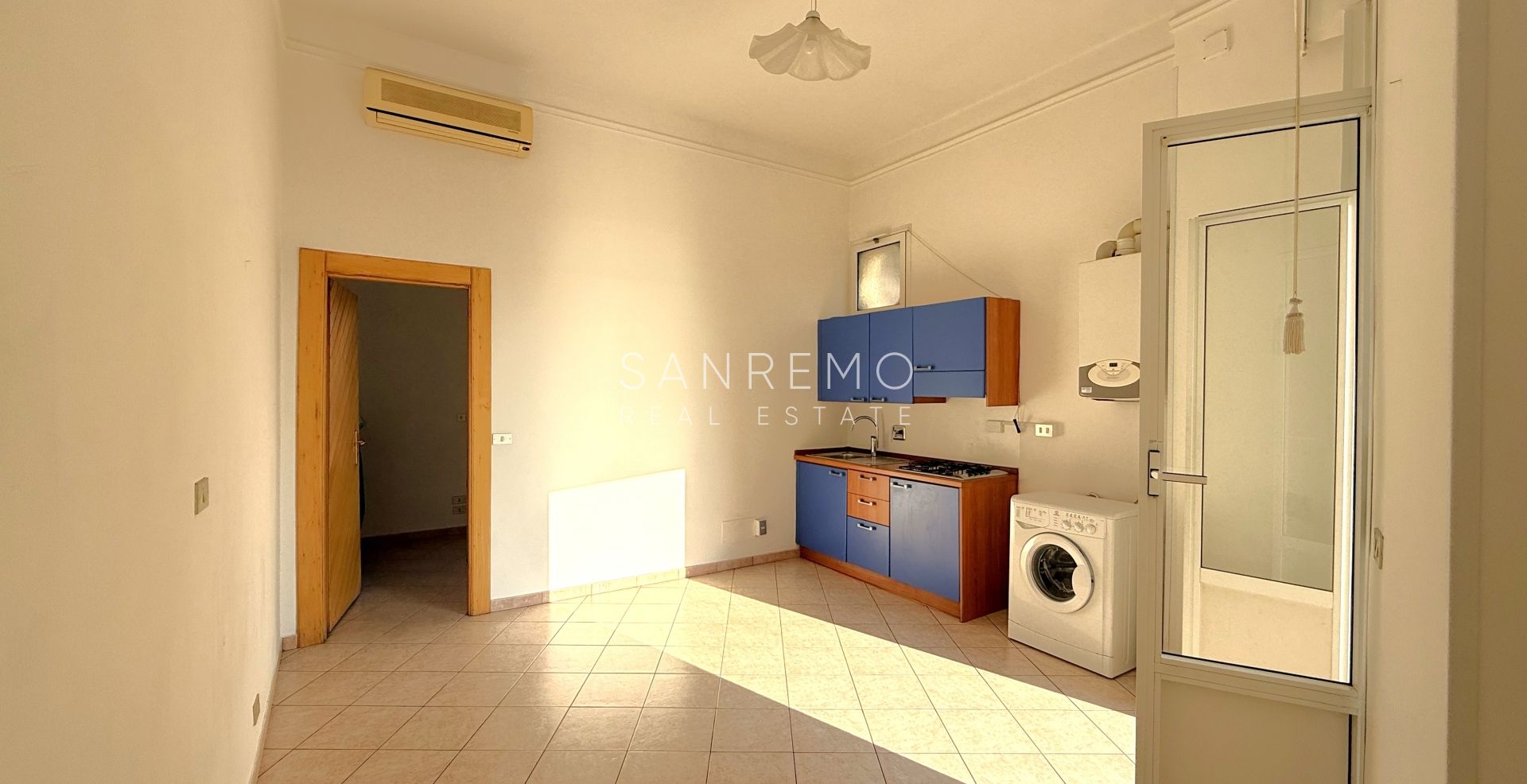 Appartement deux pièces avec terrasse et balcon, situé directement sur la plage entre les deux ports de la ville.