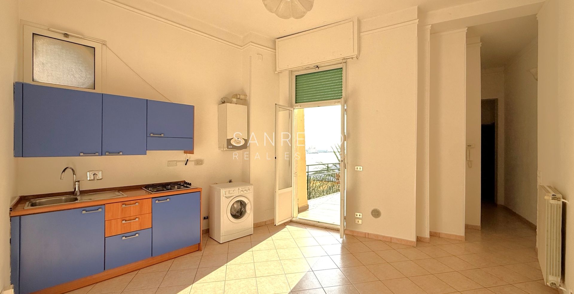 Appartement deux pièces avec terrasse et balcon, situé directement sur la plage entre les deux ports de la ville.