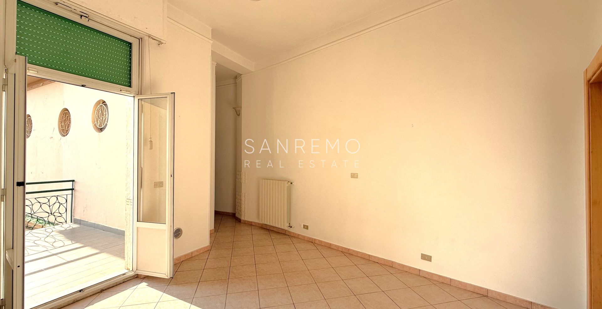Appartement deux pièces avec terrasse et balcon, situé directement sur la plage entre les deux ports de la ville.