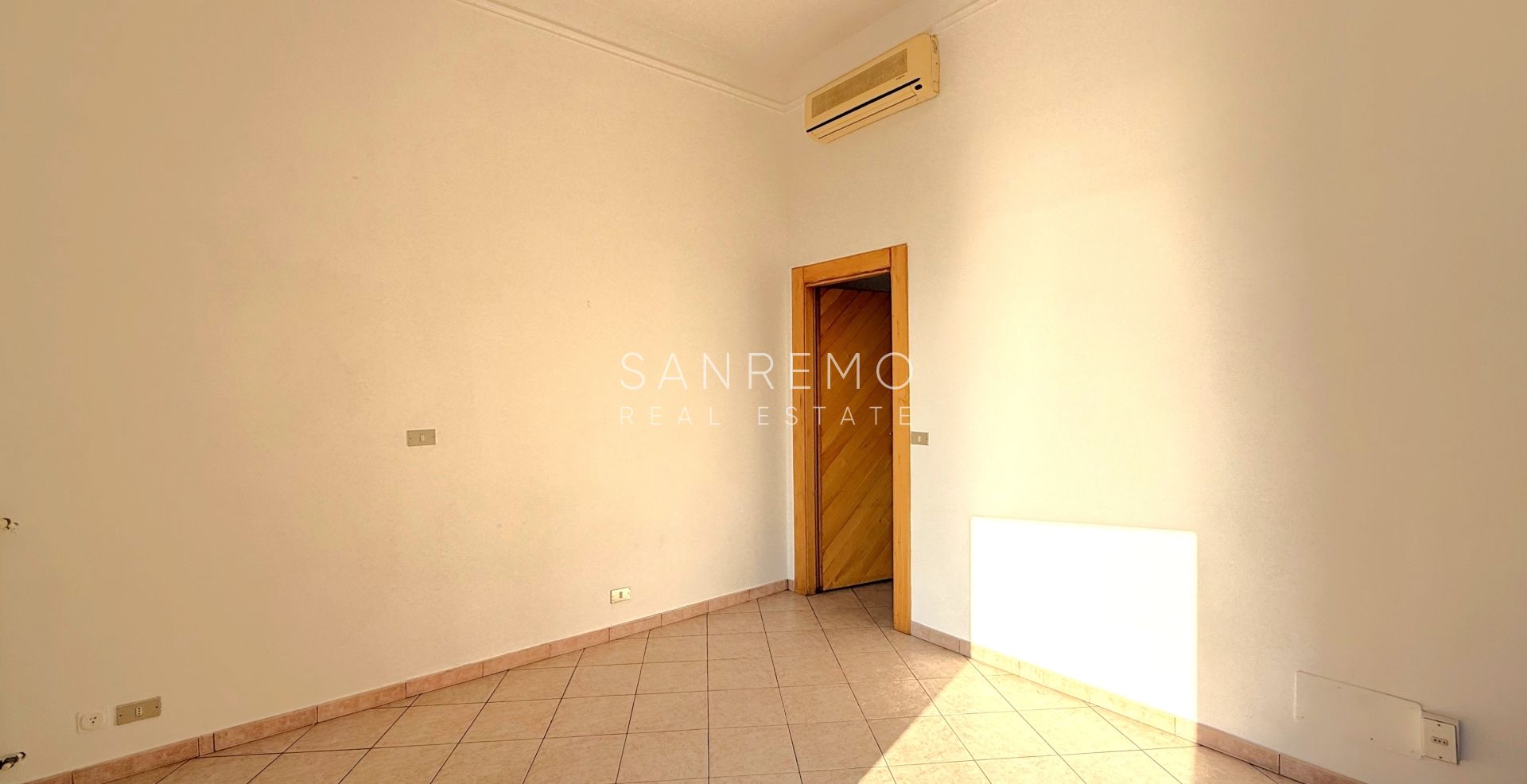 Appartement deux pièces avec terrasse et balcon, situé directement sur la plage entre les deux ports de la ville.